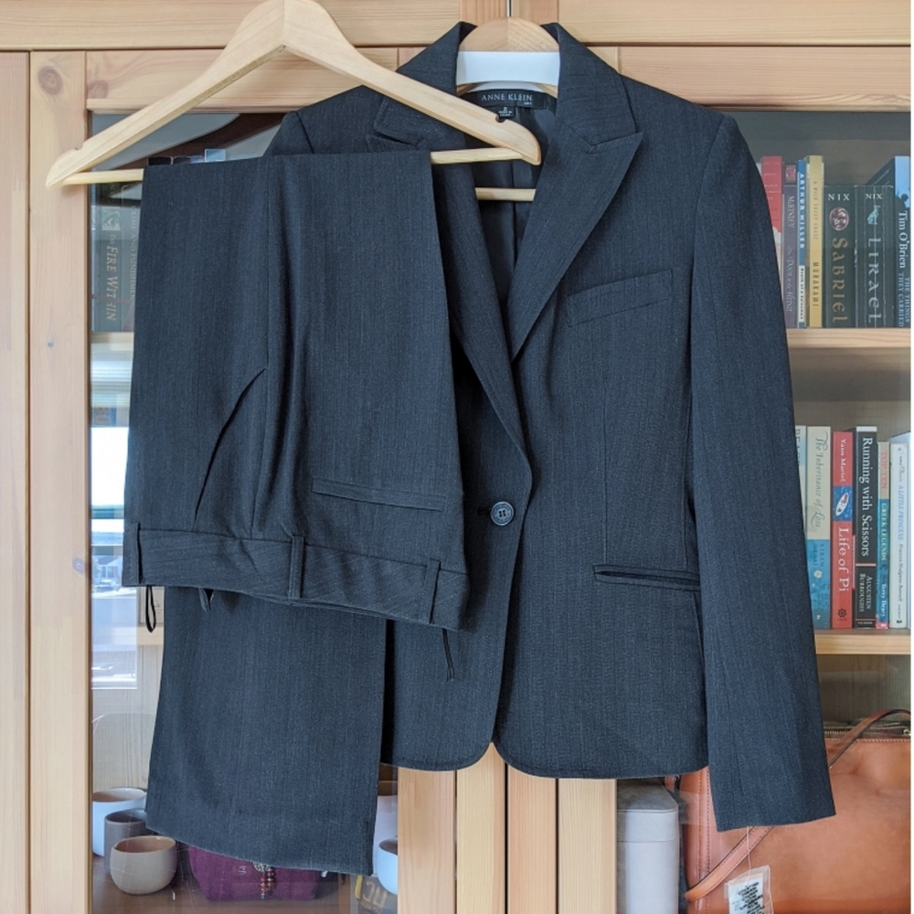 NWT Anne Klein classic pantsuit (charcoal, size 2)